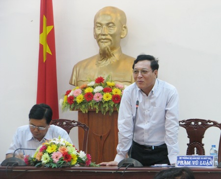 Bộ trưởng Bộ GD-ĐT Phạm Vũ Luận phát biểu tại buổi làm việc với tỉnh Cà Mau về công tác giáo dục. Bộ trưởng Bộ GD-ĐT Phạm Vũ Luận phát biểu tại buổi làm việc với tỉnh Cà Mau về công tác giáo dục.