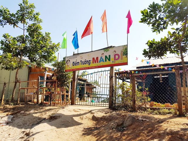 Phụ huynh góp củi, góp công với trường để nuôi dạy trẻ