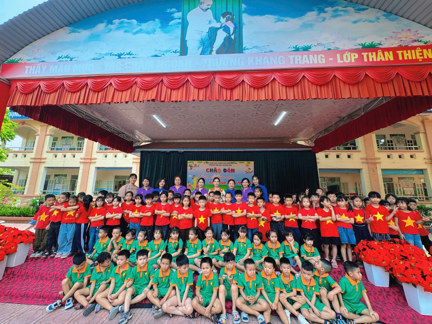 CÁC BÉ KHỐI MẪU GIÁO 5-6 TUỔI TRƯỜNG MẦM NON NOONG BUA THAM QUAN TRƯỜNG TIỂU HỌC