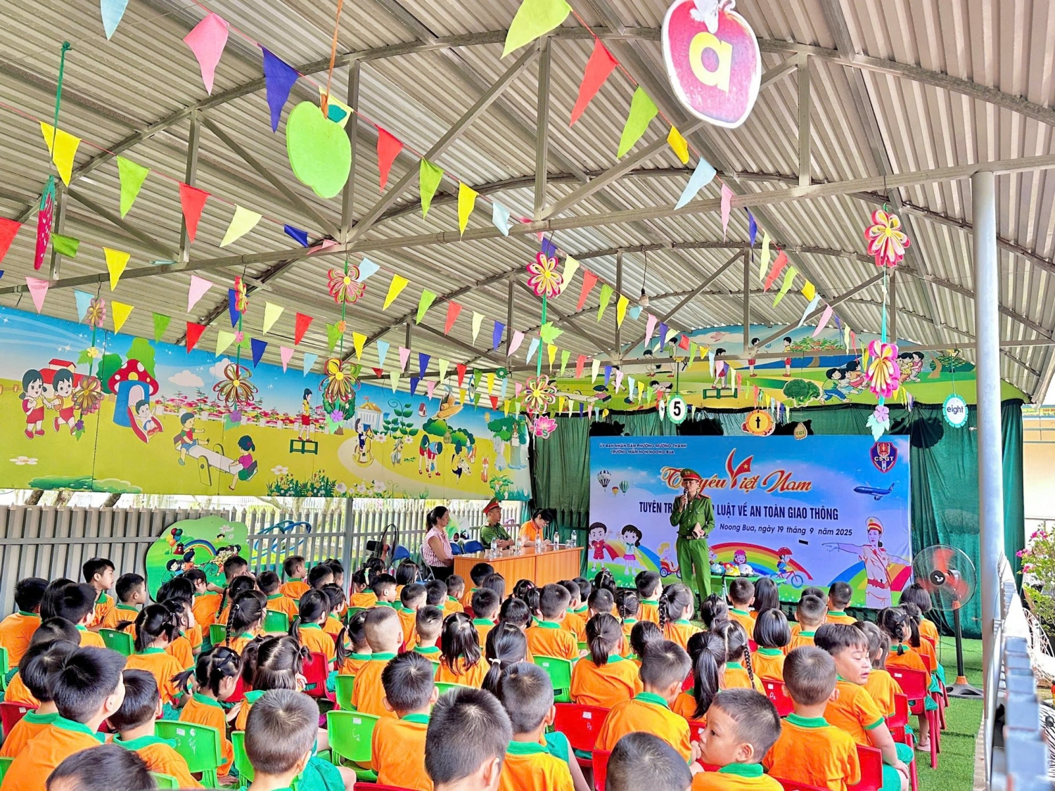 HOẠT ĐỘNG “TÔI YÊU VIỆT NAM- TUYÊN TRUYỀN PHÁP LUẬT VỀ AN TOÀN GIAO THÔNG TRƯỜNG MẦM NON NOONG BUA