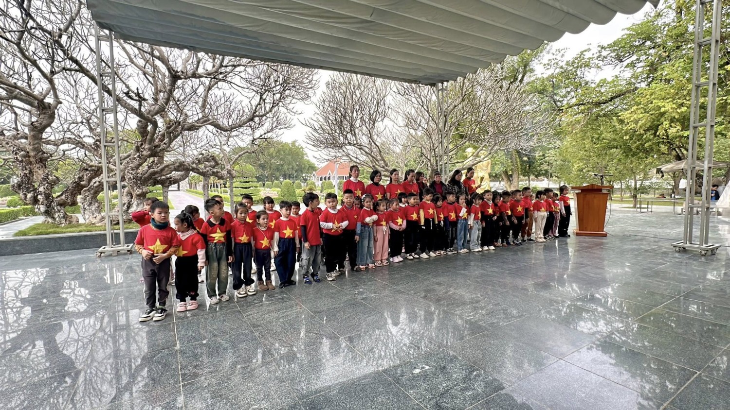 CÔ VÀ TRÒ TRƯỜNG MẦM NON NOONG BUA VIẾNG NGHĨA TRANG A1 VÀ THAM QUAN BẢO TÀNG CHIẾN THẮNG